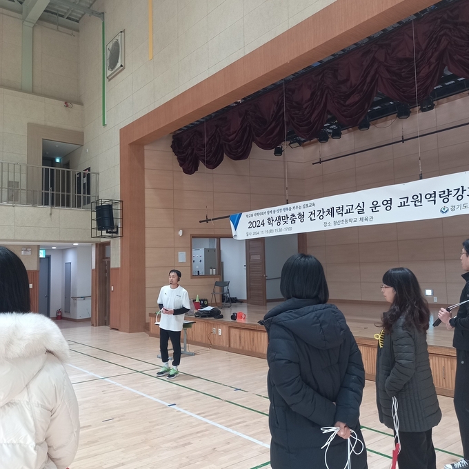 김포교육지원청이 실시하는 학생맞춤형 건강체력교실에 체육강사가 교원들에게 설명을 하고 있다. (사진=김포교육지원청 제공)