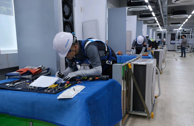 2024 서비스 기술경진대회에 참여한 엔지니어들이 치열한 경합을 벌이고 있다. (사진=삼성전자서비스 제공)