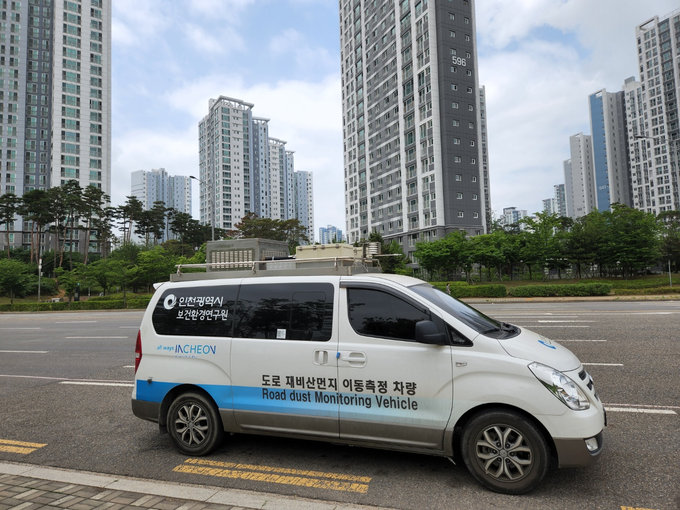 도로 재비산먼지 이동측정차량 모습. ( 사진 = 인천시 제공 )
