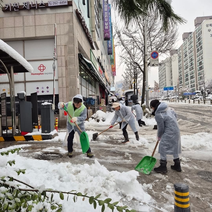 성남시가 이틀째 내린 폭설에 대응하기 위해 3000여 명 전 직원을 동원, 제설작업을 진행 중이다. (사진=성남시 제공)