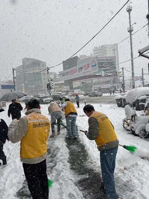 성남시가 이틀째 내린 폭설에 대응하기 위해 3천여 명 전 직원을 동원, 제설작업을 진행 중이다. 사진=성남시
