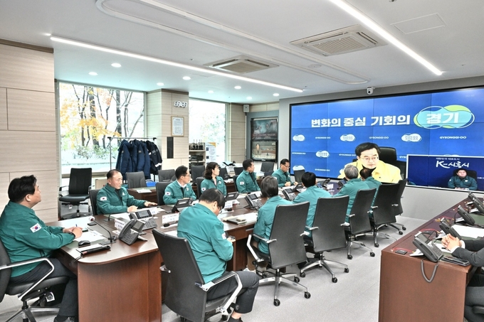 시흥시 관계자들이 긴급회의를 열고 있다. (사진=시흥시 제공)