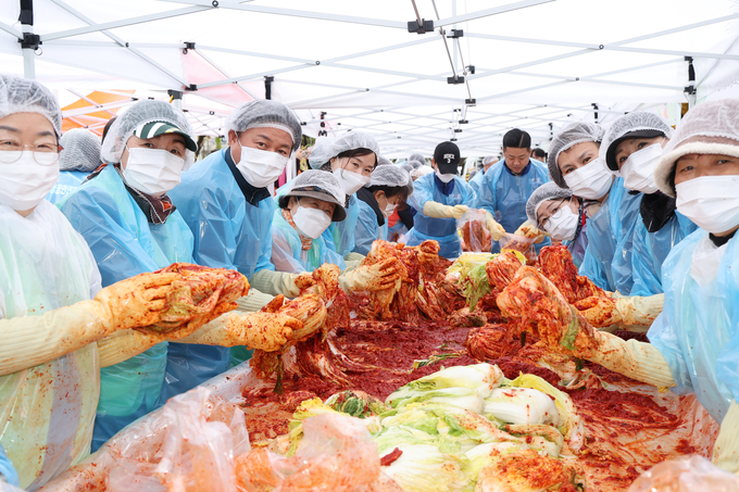 조용익 부천시장과 자원봉사자들이 어려운 이웃에 전달할 김장을 하고 있다. (사진=부천시 제공)