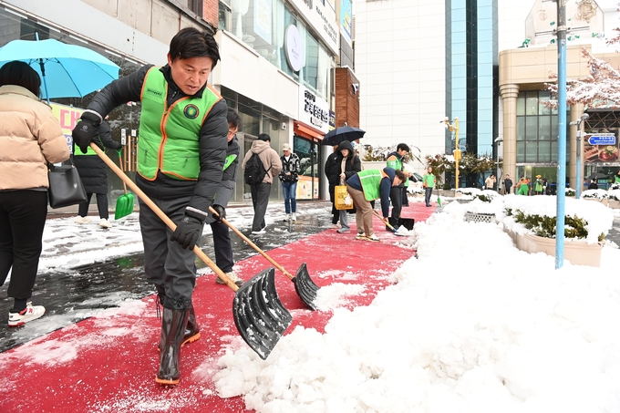 조용익 부천시장이 제설작업 현장과 이면도로를 방문해 제설작업에 동참하고 있다. (사진=부천시 제공)
