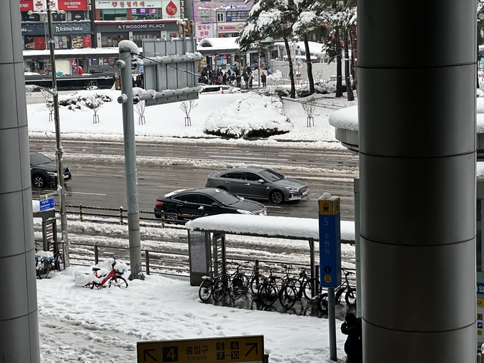 28일 오전 전례 없던 폭설로 수원역에 많은 눈이 쌓여 있다. (사진=박민정 기자)