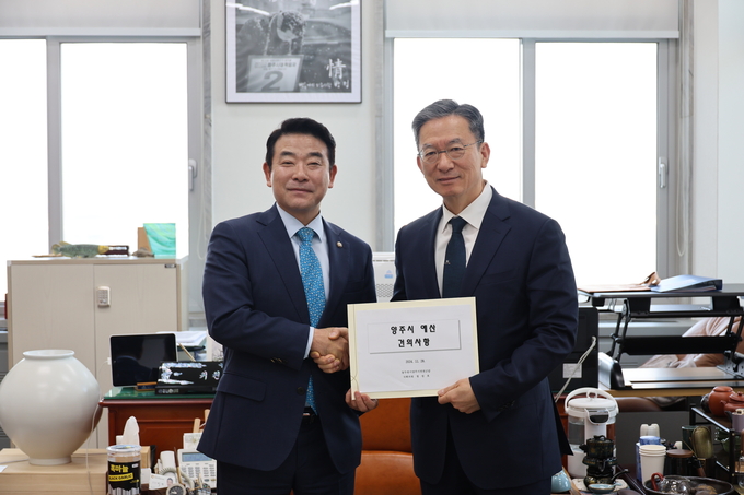 정성호 국회의원은 박정 예산결산위원장을 만나 양주시 핵심 현안사업 반영을 요청했다. (사진=정성호 의원실)