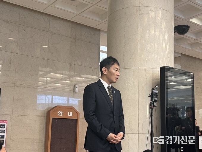 이복현 금융감독원장이 금융지주 이사회 의장단과의 간담회를 마치고 백브리핑을 하고 있다. (사진=고현솔 기자)