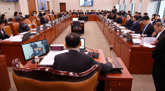 28일 오전 국회 산업통상자원중소벤처기업위원회 전체회의에서 국민의힘 소속 이철규 위원장이 의사봉을 두드리고 있다. (사진=연합뉴스)