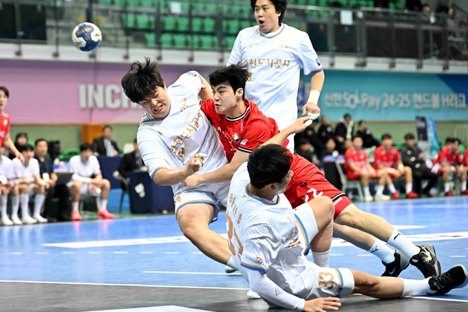 지난 26일 인천선학체육관에서 열린 2024-2025 핸드볼 H리그 1라운드 하남시청과 인천도시공사의 경기에서 하남시청 김다빈이 수비를 뚫고 있다。 (사진=한국핸드볼연맹 제공)