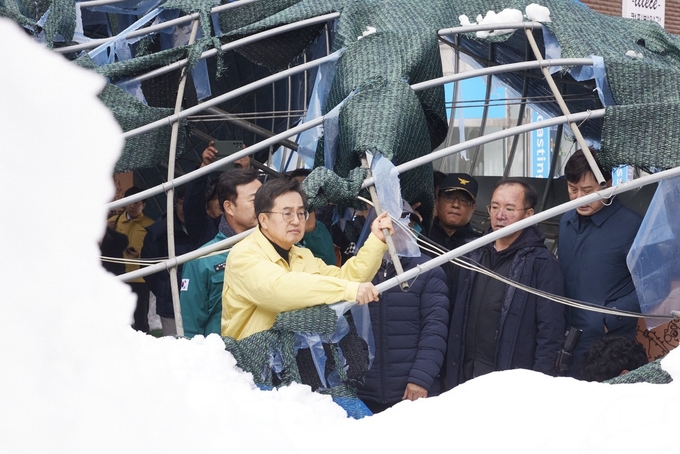 김동연 경기도지사가 28일 폭설로 구조물 붕괴사고가 발생한 의왕시 도깨비시장 현장을 살피고 있다. (사진=경기도 제공)