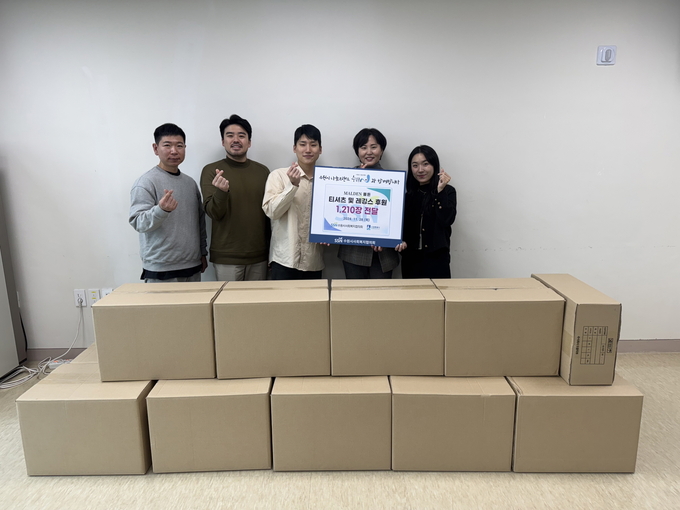 이남호 몰든 대표(오른쪽 3번째), 이미연 수원시사회복지협의회 사무국장(오른쪽 2번째)등이 전달식 후 함께하고 있다. (사진=수원시 제공)