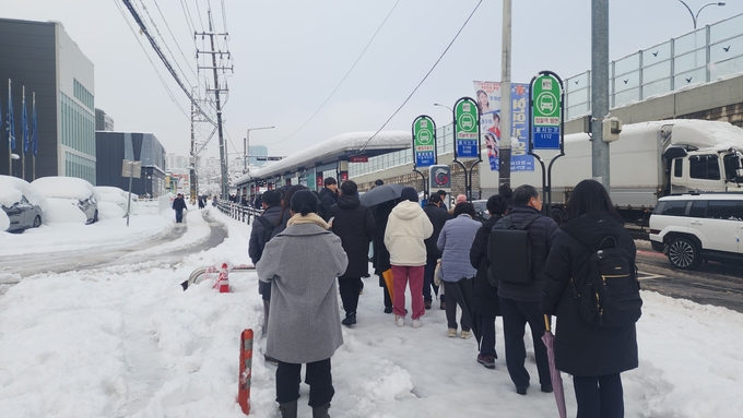  지난 28일 용인시 수원 신갈IC에서 버스를 기다리던 시민들. (사진=박진석 기자)