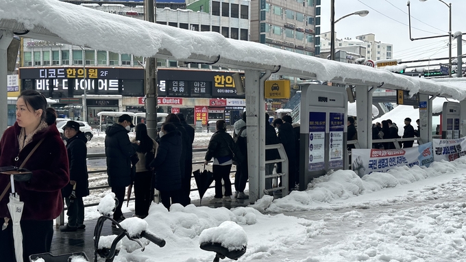 지난 28일 오전 폭설로 인해 버스 대기시간이 길어지자 시민들이 택시를 이용하기 위해 대기하고 있다. (사진=박민정 기자) 