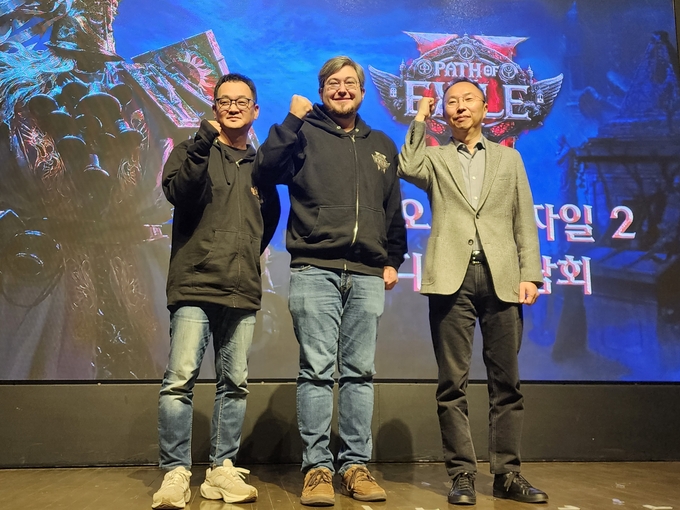 지난 29일 성수동 보테가마지오에서 열린 '패스 오브 엑자일2' 미디어 간담회 참석자들이 기념사진을 촬영하고 있다. (사진=이효정 기자)