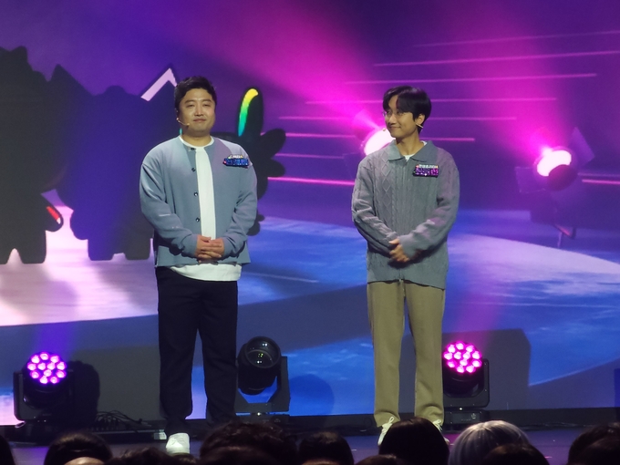 30일 마비노기 20주년 기념 쇼케이스 무대에 선 민경훈 디렉터(좌)와 최동민 리더(우). (사진=이효정 기자)