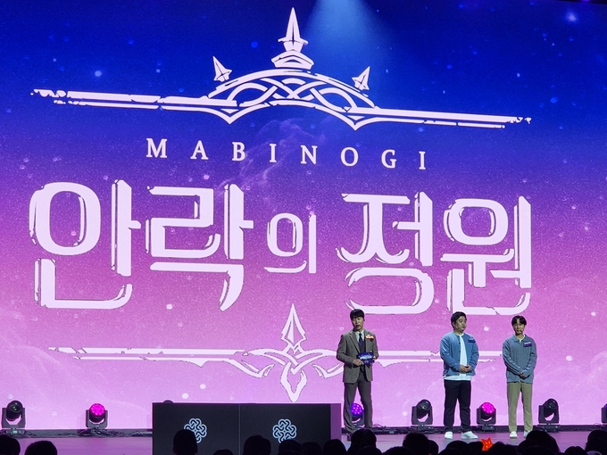 신규 업데이트를 설명하는 민경훈 디렉터(가운데)와 최동민 리더(오른쪽). (사진=이효정 기자)