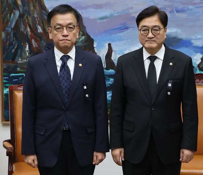 우원식 국회의장이 30일 국회의장실에서 예방 온 최상목 대통령 권한대행 부총리 겸 기획재정부 장관을 만나고 있다.