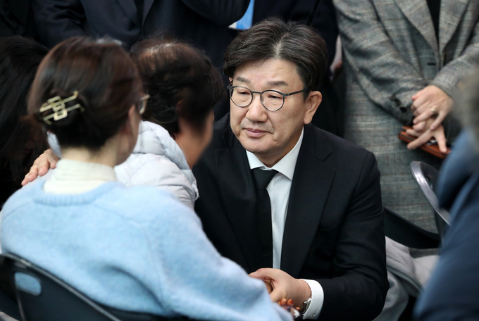 권성동 국민의힘 대표 권한대행 및 원내대표가 30일 오전 무안국제공항에서 제주항공 여객기 사고 탑승객 가족들을 위로하고 있다. (사진=연합뉴스)