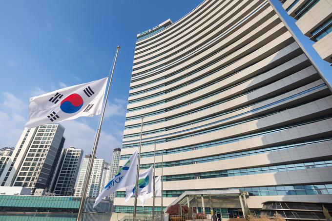 국가애도기간 운영에 따라 경기도청 광교 청사에 조기가 게양된 모습. (사진=경기도청 제공)