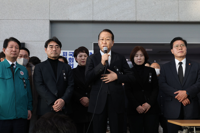 권영세 국민의힘 비상대책위원장이 30일 제주항공 여객기 참사가 일어난 전남 무안국제공항에서 유가족을 위로하고 있다. (사진=연합뉴스)