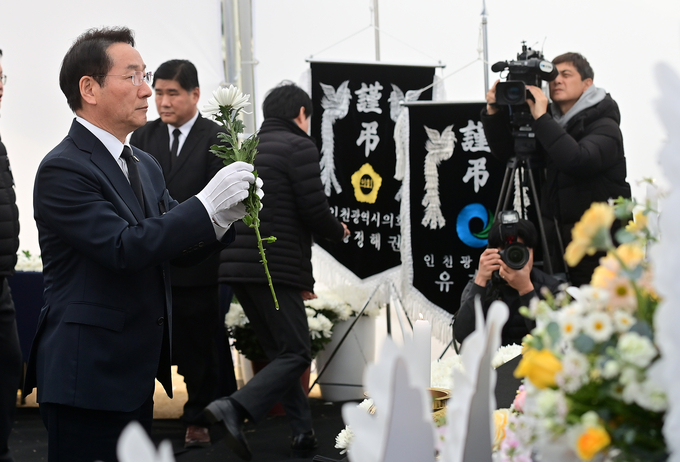 30일 인천애뜰에 마련된 제주항공 여객기 사고 희생자 합동분향소에서 유정복 시장이 조문을 하고 있다. ( 사진 = 인천시 제공 )