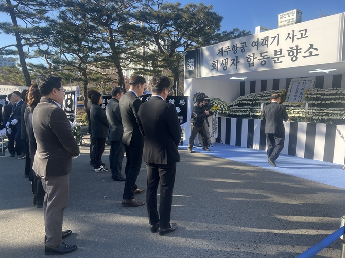 수원시의회 시의원들이 합동분향소를 찾아 조문하고 있다. (사진=장진 기자)