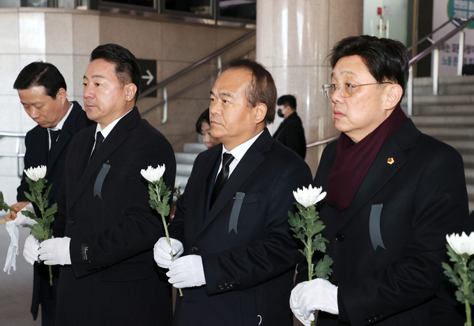 성남시의회 이덕수 의장과 시의원들이 수원역사에 마련된 합동분향소를 찾았다. (사진=성남시의회 제공)