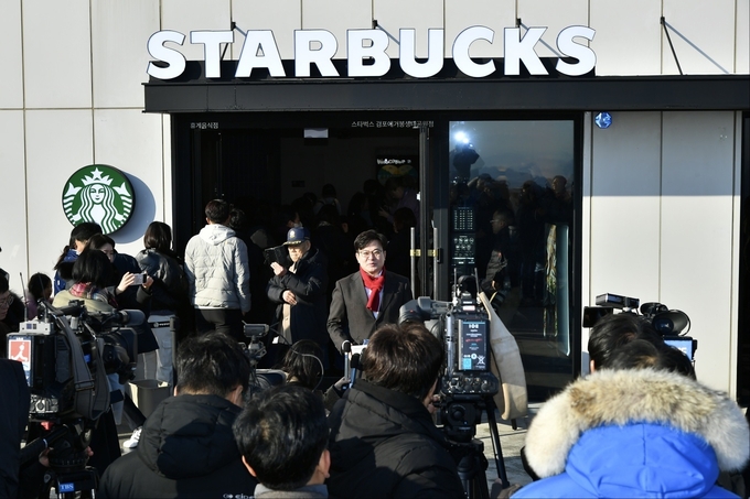 북녘땅이 바라보는 애기봉 정상에 스타벅스 개장에 내외신 기자들의 몰려 김병수 시장에게 설명을 듣고 있다.(사진=김포시청 홍보담당관실제공)