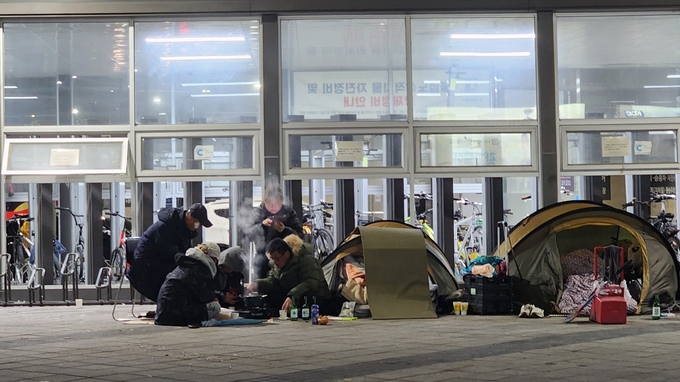  수원역 인근에서 노숙인들이 대패삼겹살과 소주로 저녁식사를 하고 있다. (사진=박진석 기자)