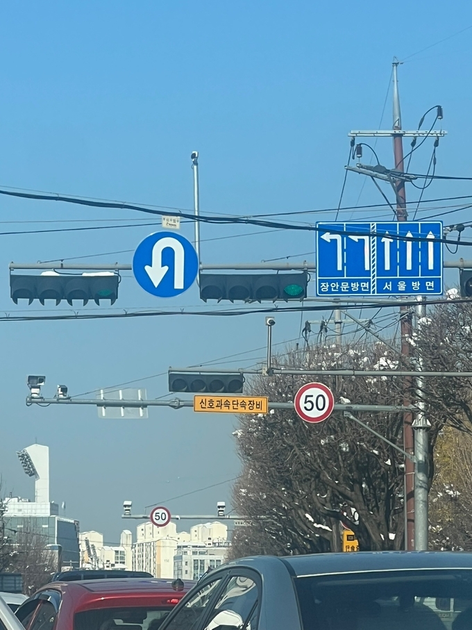 지난 29일 경기도 수원시에 내린 많은 눈으로 신호등이 돌아가 아래를 향하고 있다. (사진=독자제공)