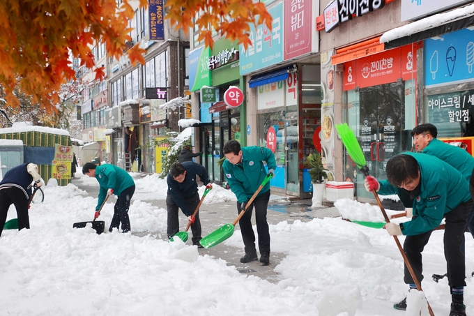 이상일 용인시장이 제설 현장으로 나가직접 삽을 들고 시의 공직자 70여 명과 함께 제설작업을 하고 있다. (사진=용인시 제공)
