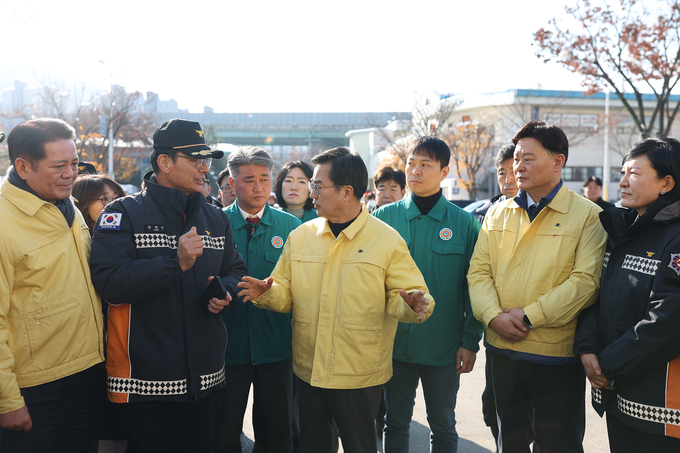 지난달 29일 폭설 피해 현장인 안양 농수산물도매시장을 찾은 김동연(가운데) 경기도지사가 피해 복구 관련 지시를 내리고 있다. (사진=경기도 제공)