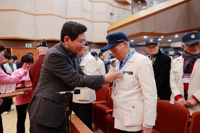 이상일 용인시장이 지난달 30일 수지구 동천동 남서울비전교회에서 열린 ‘한국전쟁 참전용사 보은 잔치-심장을 바친 영웅들’ 행사에 참석해 참전 영웅에게 감사의 메달을 전하고 있다. (사진=용인시 제공)