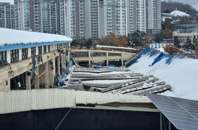 지난 28일 안양시 동안구 평촌동 농수산물도매시장 지붕이 폭설 여파로 무너졌다. (사진=경기도소방재난본부 제공)