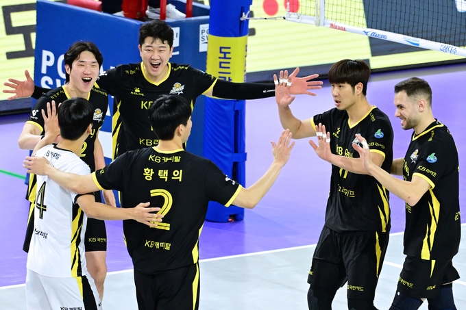 1일 인천 계양체육관에서 열린 도드람 2024~2025 V리그 남자부 의정부 KB손해보험과 안산 OK저축은행과의 경기에서 KB손해보험 선수단이 기뻐하고 있다. (사진=KOVO 제공) 