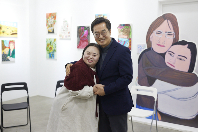 1일 양평군 어메이징 아웃사이더 아트센터에서 김동연(오른쪽) 경기도지사와 정은혜 작가가 기념촬영을 하고 있다. (사진=경기도 제공)