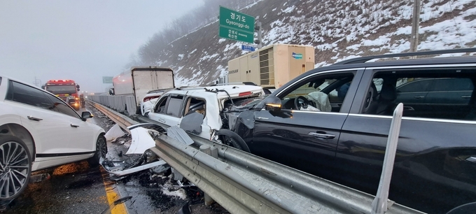  2일 오전 6시쯤 안성시 죽산면 두교리 두교교 인근 17번 국도에서 다중 추돌사고가 난 모습. (사진=경기도소방재난본부 제공)