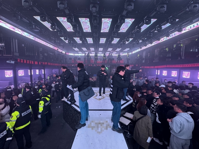  지난 1일 수원서부경찰서 경찰관 및 수원출입국외국인청 수사관 등이 수원시에 위치한 베트남인 전용 클럽에서 집단 마약 투약한 이들을 검거하는 모습. (사진=경기남부경찰청 제공)