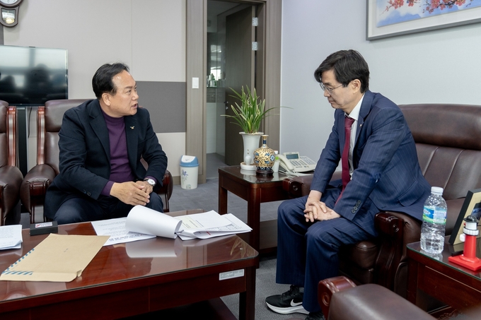 이권재 오산시장과 조경태 국회의원이 시장 집무실에서 유엔군 초전기념식 국가주도 행사로 추진을 논의하고 있다.(사진=오산시 제공)