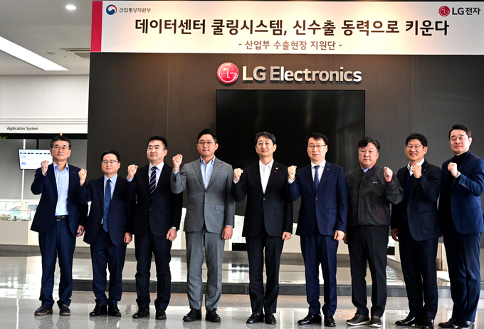 2일 오전 경기도 평택에 있는 LG전자 칠러 공장에서 안덕근 산업통상자원부 장관(왼쪽 다섯 번째)과 LG전자 칠러 공장(왼쪽 여섯 번째)이 기념사진을 촬영하고 있다. (사진=LG전자 제공)