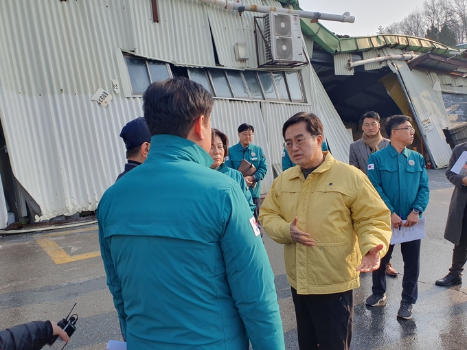 2일 안성시 보개면 소재 (주)에스피 공장 건물 폭설 피해 현장을 찾은 김동연 경기도지사가 피해상황을 점검하고 있다. (사진=이근 기자)