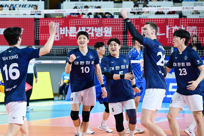 지난달 29일 대전 충무체육관에서 열린 도드람 2024-2025 V리그 남자부 대전 삼성화재와의 원정경기에서 대한항공 선수들이 환호하고 있다. (사진=KOVO 제공)