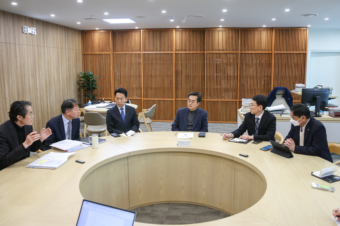 2일 경기도청에서 진행된 긴급 대책회의에서 김동연(왼쪽 4번째) 경기도지사 및 도 관계자들이 도내 폭설 피해복구 대책을 논의하고 있다. (사진=경기도 제공)