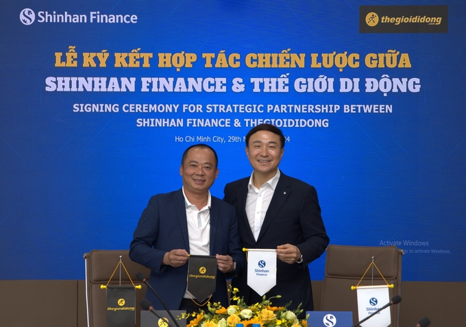 도안 반 히우 엠 모바일월드 모바일/가전 부문 CEO(왼쪽)와 문동권 신한카드 사장이 협약식에서 기념촬영을 하고 있다. (사진=신한카드 제공)