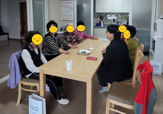 송해면 당산리 마을회관에서 주민들이 이동 심리 상담 서비스를 받고 있다. ( 사진 = 강화군 제공 ) 