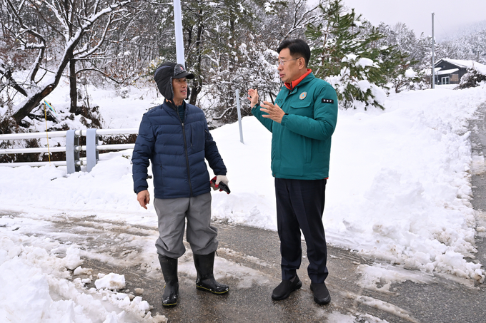 전진선 양평군수가 대설 피해 현장을 점검하고 있다. (사진=양평군 제공)