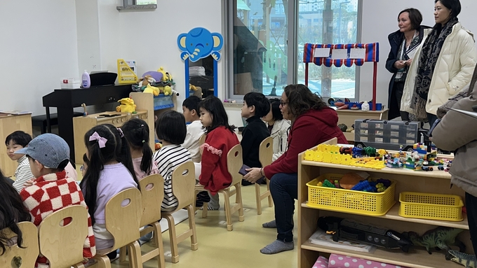 3일 화성 이솔초등학교에서 진행된 '2024 유네스코 교육의 미래' 국제 포럼 학교 방문 프로그램에서 포럼 참가자들이 이솔초등학교 병설 유치원 수업을 참관하고 있다. (사진=박민정 기자)