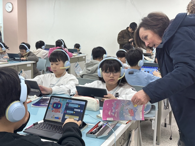 3일 화성 이솔초등학교에서 진행된 '2024 유네스코 교육의 미래' 국제 포럼 학교 방문 프로그램에서 포럼 참가자들이 영어 교과 수업을 참관하고 있다. (사진=박민정 기자)