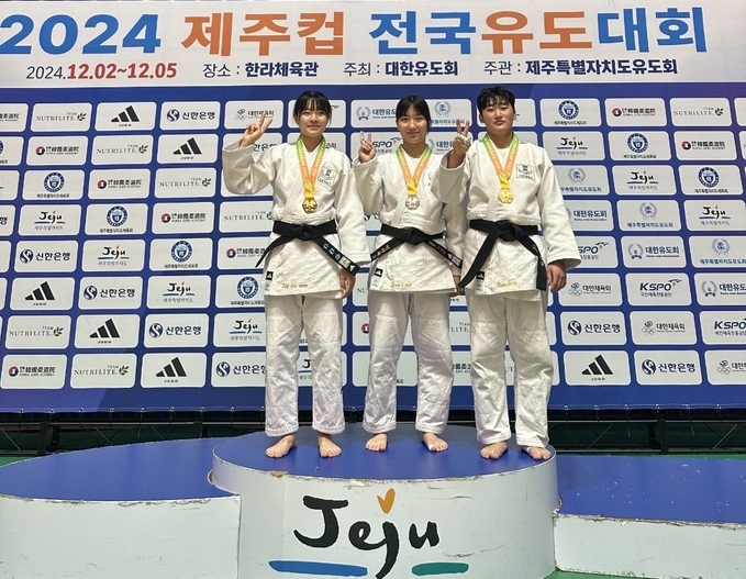 2일 제주 한라체육관에서 열린 2024 제주컵전국유도대회에서 입상한 인천체고 선수들. 왼쪽부터 박채령, 염지민, 홍다인. (사진=인천체육고등학교 제공)