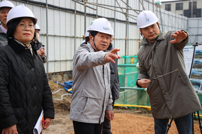 주광덕 남양주시장이 2일 공공시설 건설현장을 방문해 실태를 점검하고 있다. (사진=남양주시 제공)